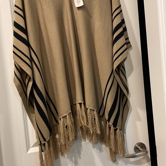 Forever 21 poncho - Picture 2 of 5